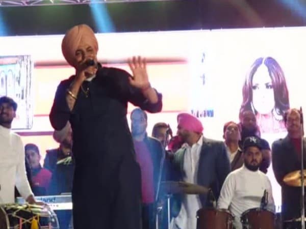 case-filed-against-punjabi-pop-singer-sidhu-moose-wala-five-cops