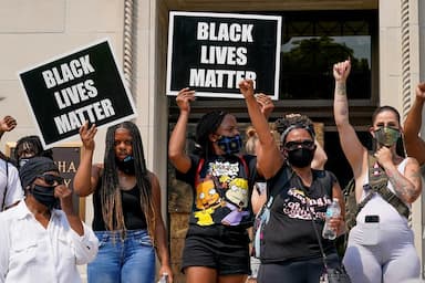 thousands-gather-at-commemoration-on-steps-of-lincoln-memorial