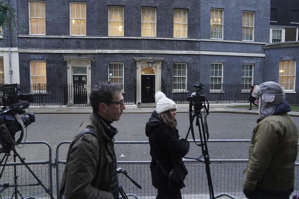 london-police-investigating-downing-street-lockdown-parties