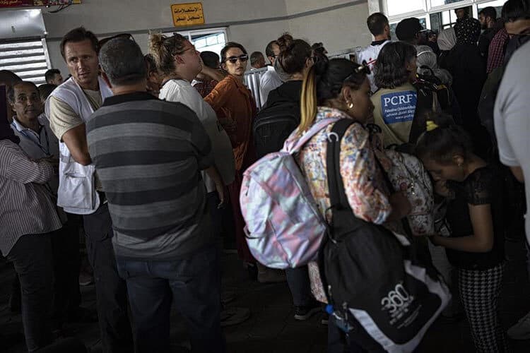 canadians-and-other-foreign-nationals-still-waiting-for-border-crossing-to-reopen