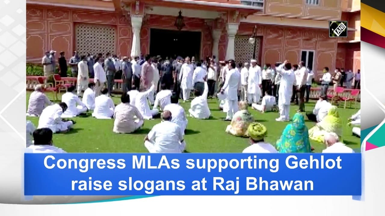 rajasthan-congress-mlas-supporting-gehlot-raise-slogans-at-raj-bhawan
