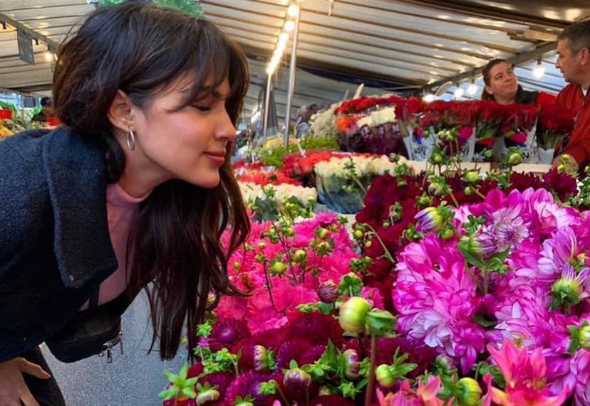 Rhea Chakraborty spotted buying flowers | Connect FM radio station