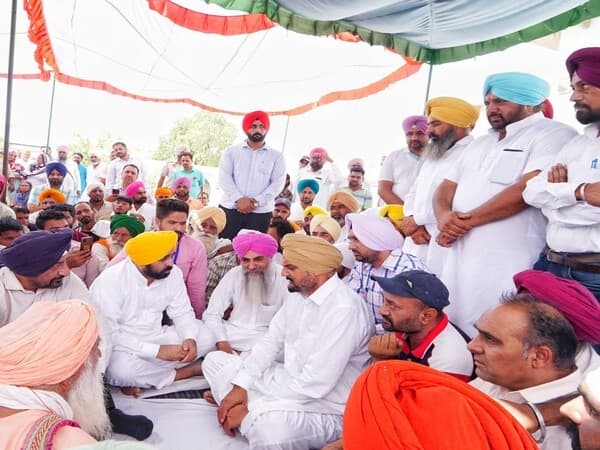 amid-protests-bhagwant-mann-meets-family-of-sidhu-moose-wala