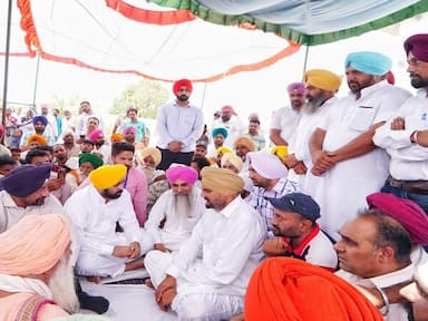 amid-protests-bhagwant-mann-meets-family-of-sidhu-moose-wala