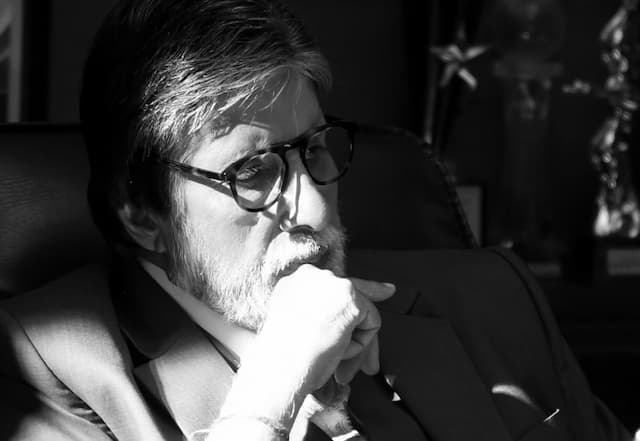 Cannot read, write or see- Amitabh Bachchan  - https://cdn.connectfm.ca/Amitabh-Bachchan_210301_122320.jpg