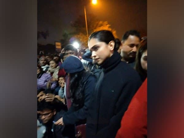 deepika-padukone-joins-students-at-jnu-during-protest