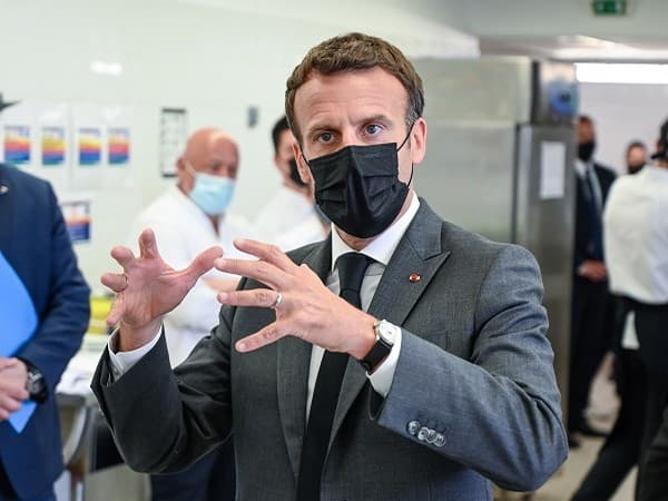 French leader Macron slapped in face on visit to small town - https://cdn.connectfm.ca/B240E41E-4E3D-47CE-B710-9436028DF8F4_Story1238299_1793076.jpg