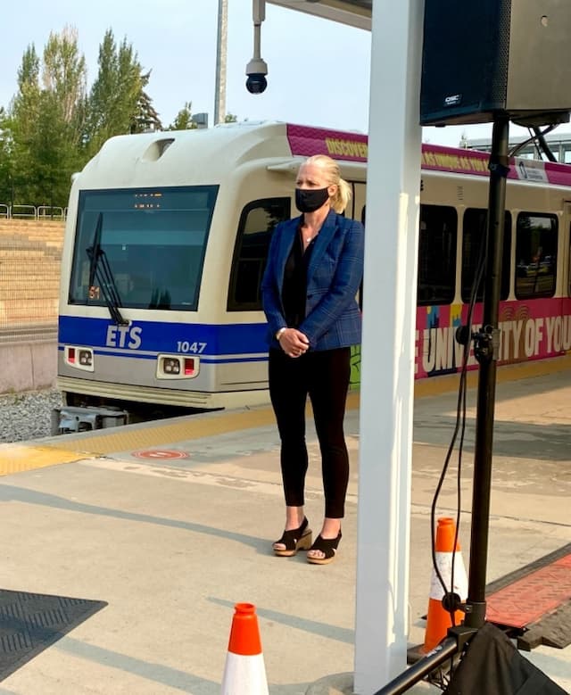 Catherine McKenna says there is no question climate change is real and it's accelerating - https://cdn.connectfm.ca/B3066346-FAEA-4603-B22F-6102A761C1E0_Story1322276_1911520.jpg