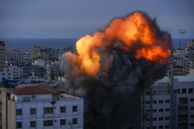 Canadian military flight leaves Tel Aviv with 130 people on board: Defence minister - https://cdn.connectfm.ca/BB4FD287-33BC-4EC8-80F7-1F7111217D34_Story2609735_3461927.jpg