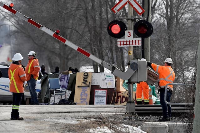 Mohawk community of Kahnawake confirms, rail blockade south of Montreal being dismantled - https://cdn.connectfm.ca/C91FA8AC-9C9B-4793-8053-C683A537A128_Story511753_739496.jpg