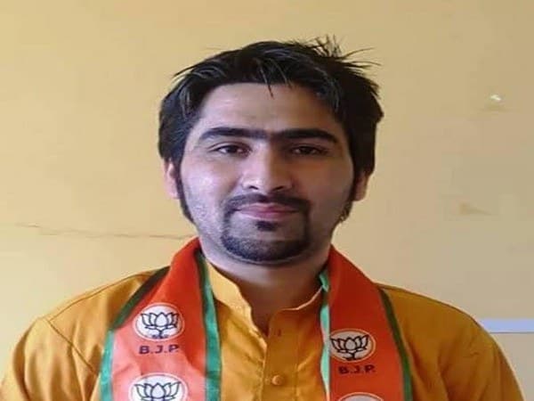 bjp-leader-waseem-bari-brother-and-father-shot-dead-by-terrorists-in-j-ks-bandipora