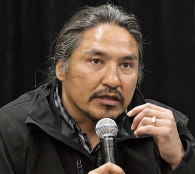 new-video-shows-rcmp-tackling-punching-alberta-chief-during-arrest