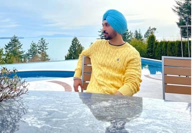 diljit-dosanjh-savours-delicacies-in-canada
