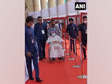 presidential-election-manmohan-singh-arrives-in-wheelchair-to-cast-vote-garners-social-media-attention