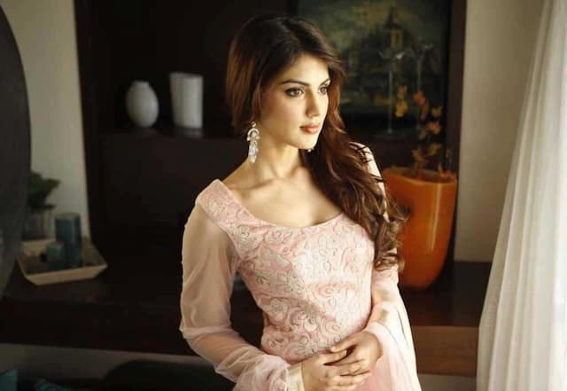 Sushant Singh Rajput's father files FIR against the late actor's girlfriend Rhea Chakraborty for abetment of suicide - https://cdn.connectfm.ca/EFB02ED1-2F24-4FAE-BDFB-FA3FC0760D1E_Story730099_1057895.jpg