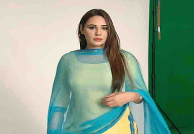 mandy-takhar-lodges-fir-against-the-culprits-who-tried-to-defame-her-through-a-fake-morphed-video