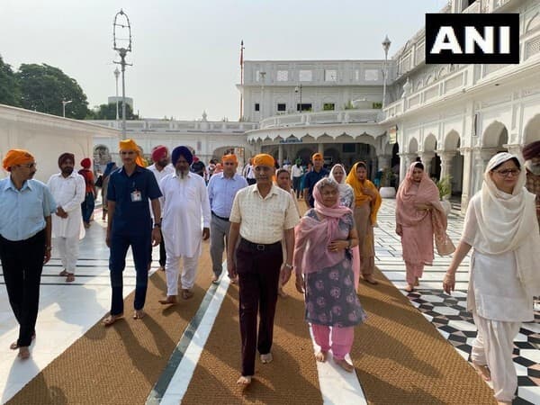 gen-naravane-pays-obeisance-at-golden-temple