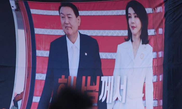 south-koreas-former-first-lady-sentenced-to-20-months-in-prison-for-corruption