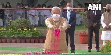 pm-modi-pays-tribute-to-lal-bahadur-shastri-on-his-birth-anniversary-at-vijay-ghat