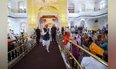 prime-minister-narendra-modi-bowed-at-gurdwara-patna-sahib-wearing-a-kesari-turban