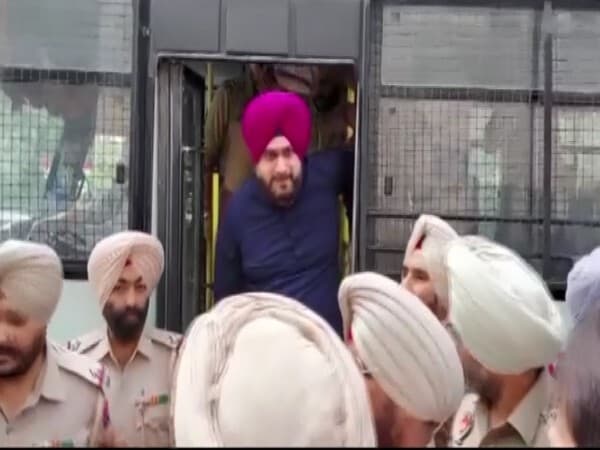 navjot-singh-sidhu-taken-to-hospital-for-medical-check-up