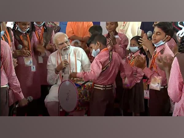pm-modi-interacts-with-school-children-in-varanasi-encourages-them-to-develop-their-talents