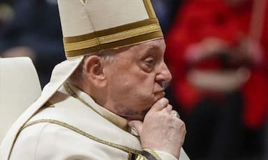 pope-francis-hurts-his-right-arm-after-falling-for-the-second-time-in-just-over-a-month