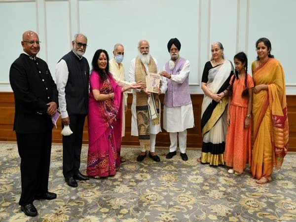 pm-modi-receives-first-copy-of-book-the-ramayana-of-shri-guru-gobind-singh-ji