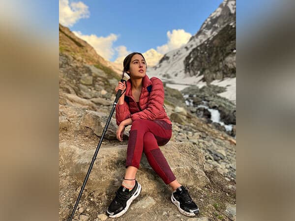 sara-ali-khan-gives-glimpse-of-her-trekking-in-kashmir
