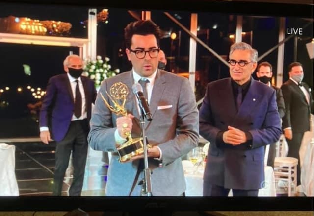 And the Golden Globe goes to...  - https://cdn.connectfm.ca/Schitts-Creek.jpg