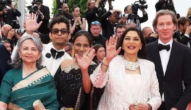 sharmila-tagore-and-simi-garewal-walk-the-red-carpet-at-cannes