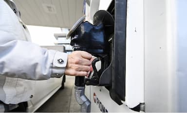 canadas-inflation-rises-to-2-4-in-september-amid-grocery-and-rent-pressures