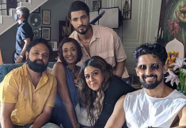 Aarambhh Ko Gussa Kyun Aata Hai!   - https://cdn.connectfm.ca/The-cast-crew-of-Jamai-2.0.jpg
