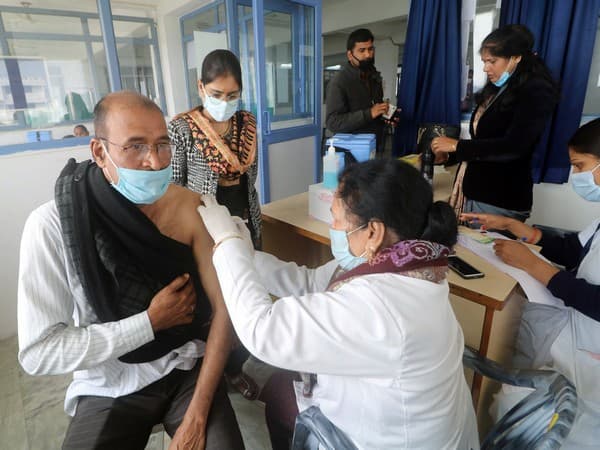 covid-19-vaccination-camps-set-up-at-kundli-border-for-protesting-farmers-haryana-cm