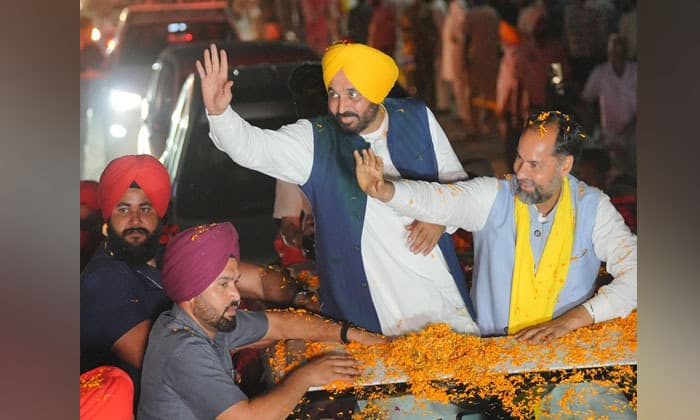 chief-minister-bhagwant-mann-held-a-road-show-in-favor-of-pawan-kumar-tinu