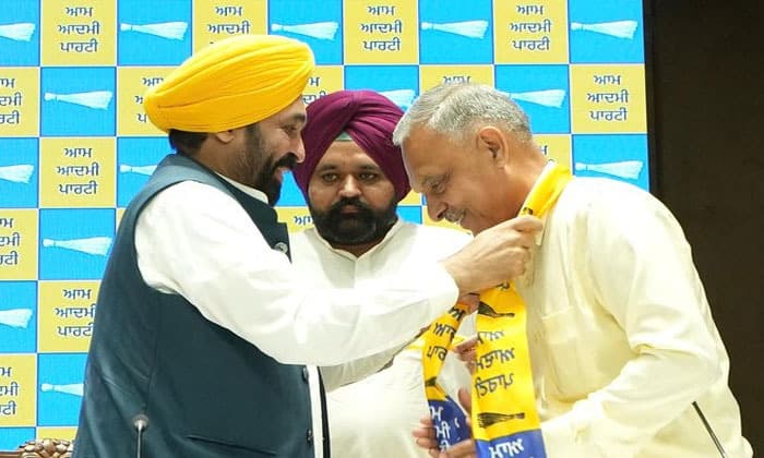 dr-sukhwinder-singh-sukhi-joined-aam-aadmi-party