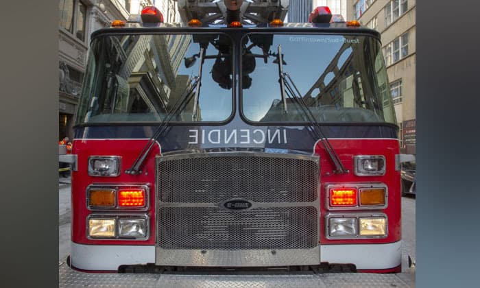 injuries-reported-after-fire-sweeps-through-century-old-building-in-old-montreal