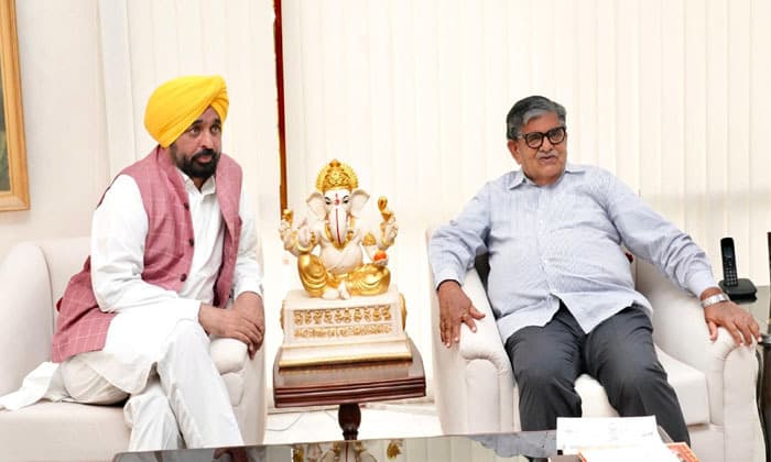 chief-minister-bhagwant-mann-meets-governor-gulab-chand-kataria