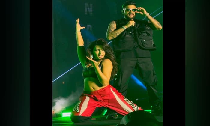 nora-fatehi-joins-karan-aujla-on-stage