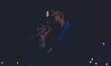 karan-aujla-gets-angry-at-fan-during-australia-concert