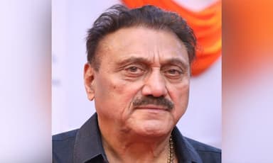 film-fraternity-mourns-at-kuku-kohlis-funeral-aruna-irani-gets-emotional