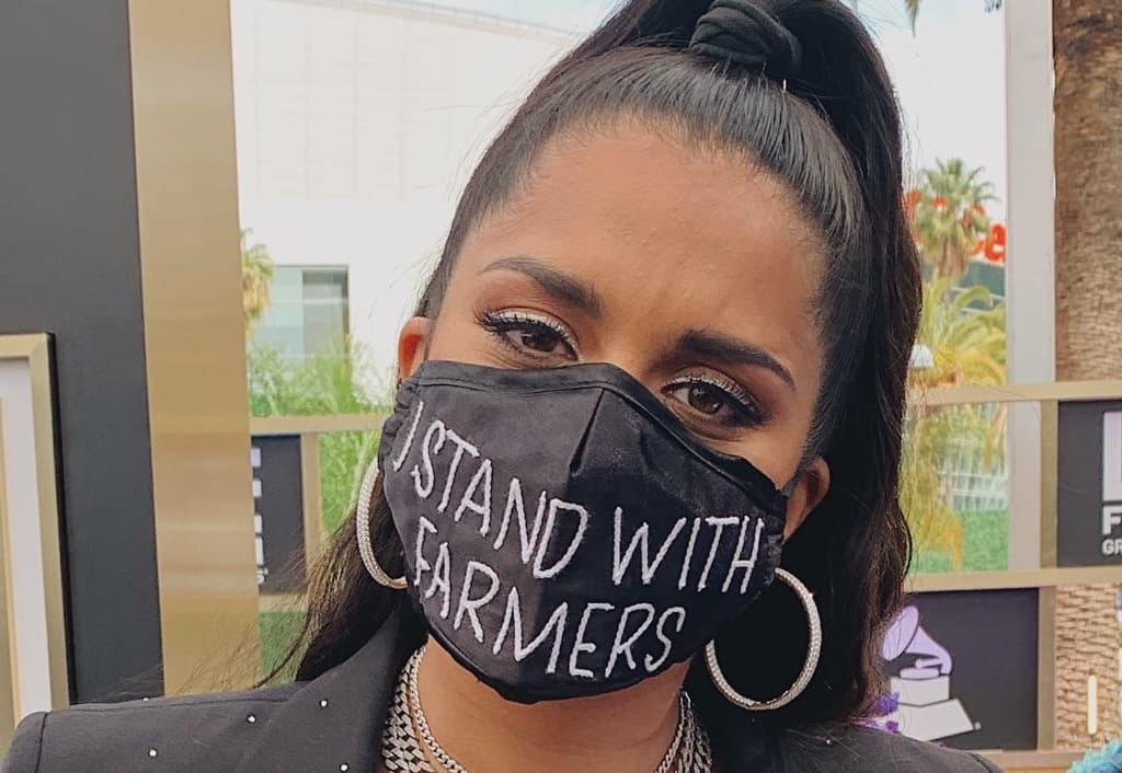 lilly-singh-wears-i-stand-with-farmers-mask-at-grammys-red-carpet