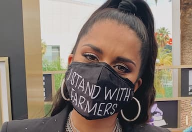 lilly-singh-wears-i-stand-with-farmers-mask-at-grammys-red-carpet