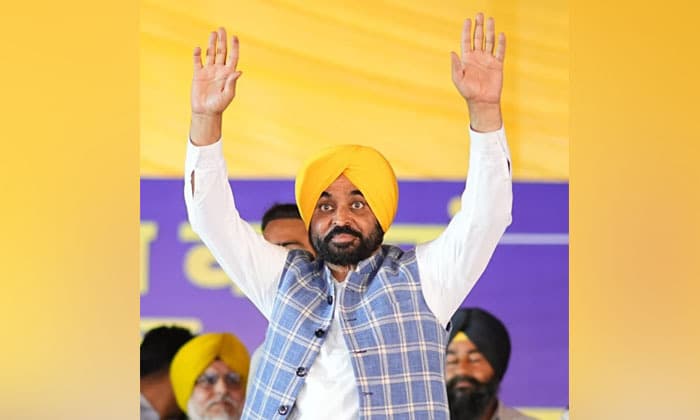 farmers-protest-during-punjab-cm-bhagwant-mann-rally-in-gurdaspur-scuffle-reported-with-police