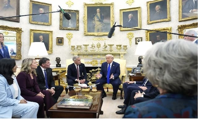 Carney returns to Ottawa without a deal to end the U.S. tariffs - https://cdn.connectfm.ca/mark-carney-trump_2025-10-08-130358_vpem.jpg
