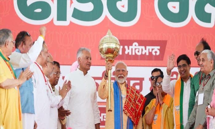 prime-minister-modis-last-rally-in-hoshiarpur-targeted-at-congress-and-aap-government