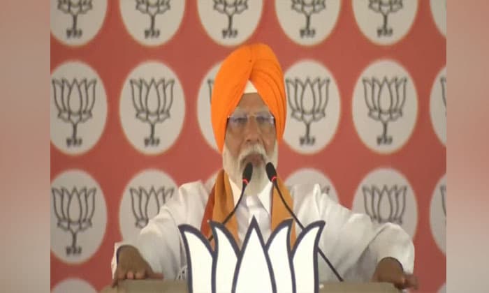 congress-divided-the-country-in-such-a-way-that-kartarpur-sahib-remained-in-pakistan-prime-minister-modi