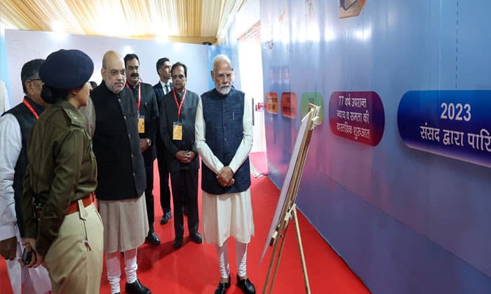 the-country-is-progressing-with-the-vision-of-a-developed-india-narendra-modi