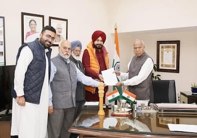 navjot-singh-sidhu-met-governor-banwari-lal-purohit
