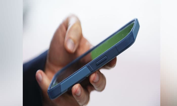manitoba-government-follows-other-provinces-in-restricting-cellphone-use-in-schools